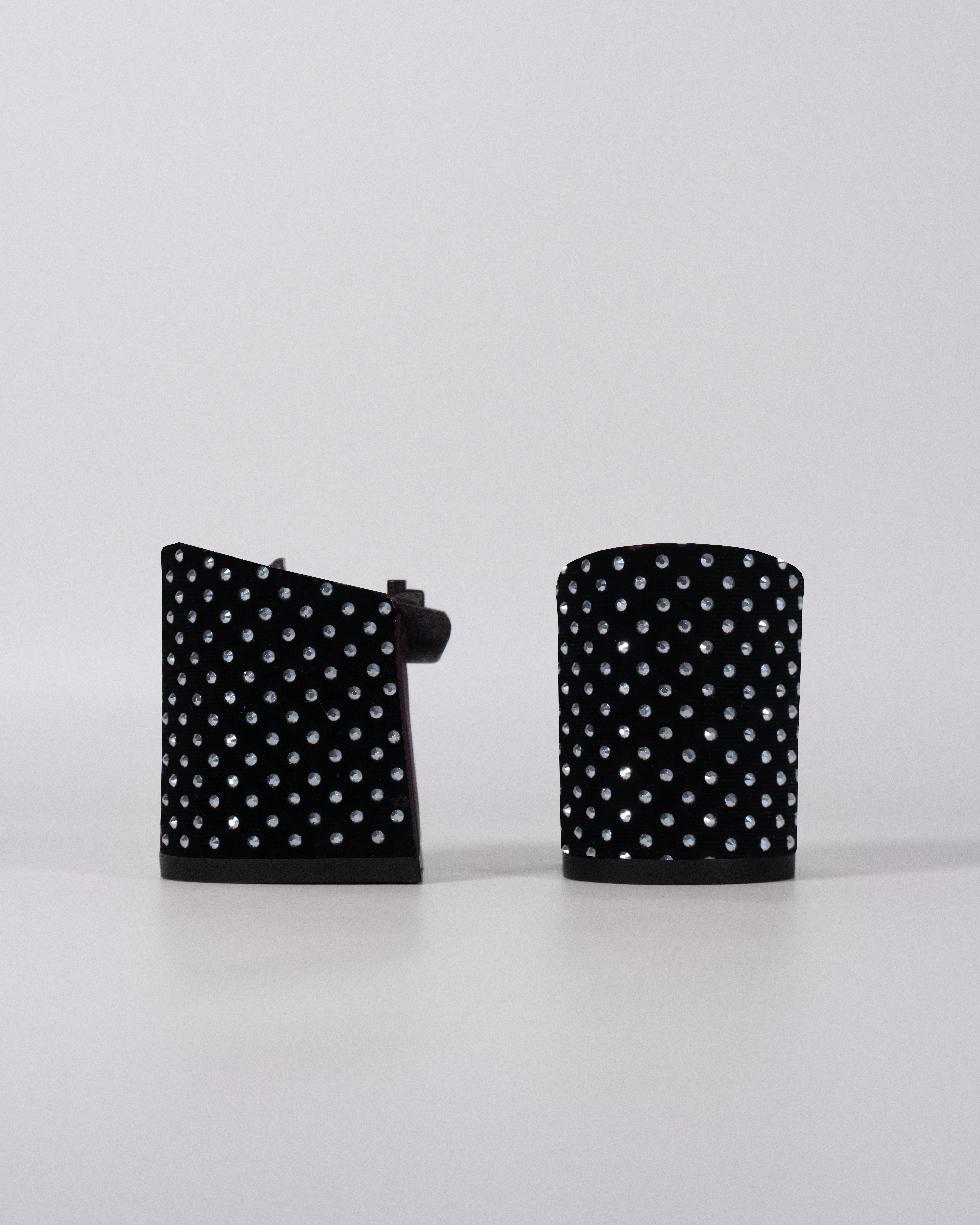 Tacón de Terciopelo Negro con cristales brillantes