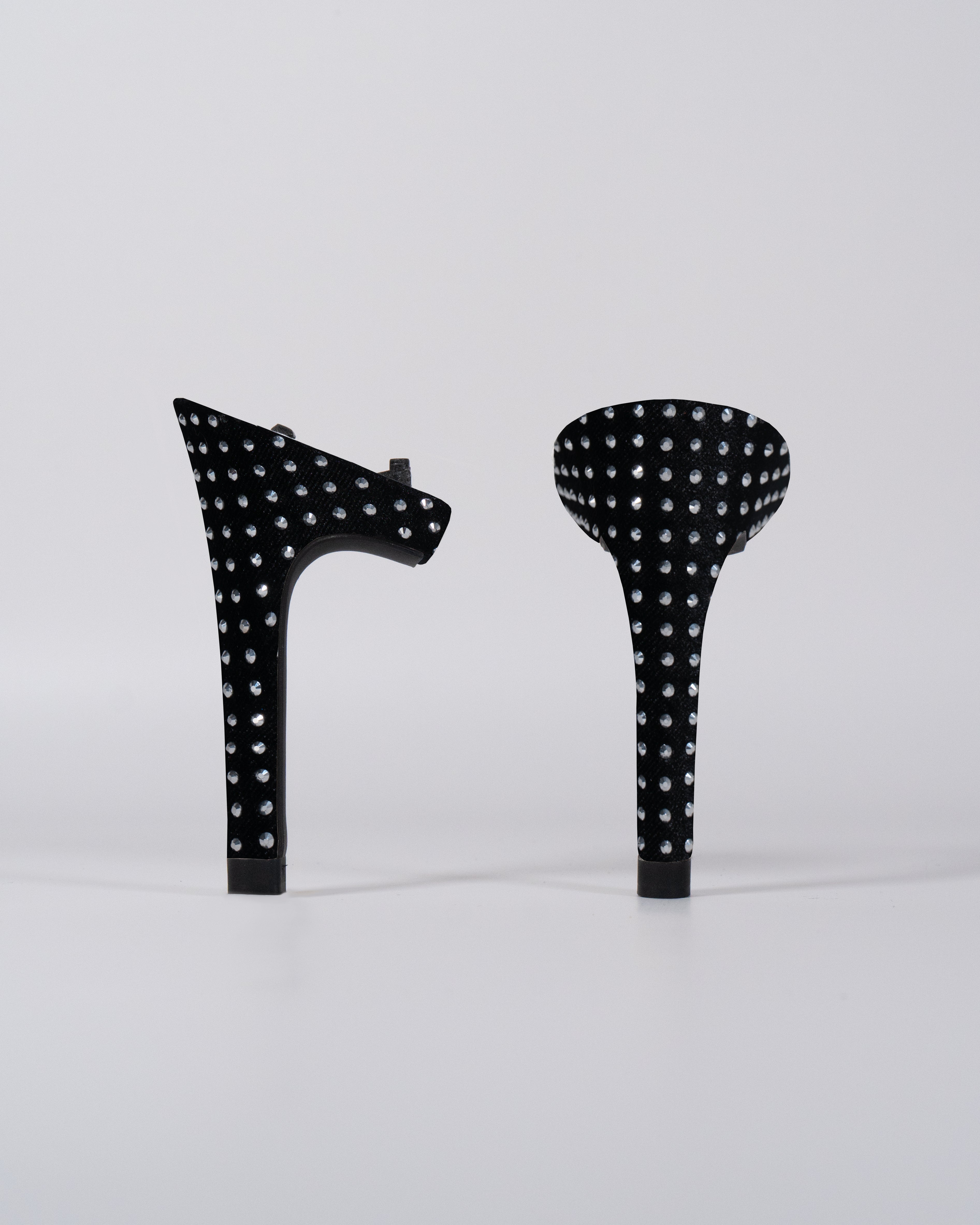 Tacón de Terciopelo Negro con cristales brillantes