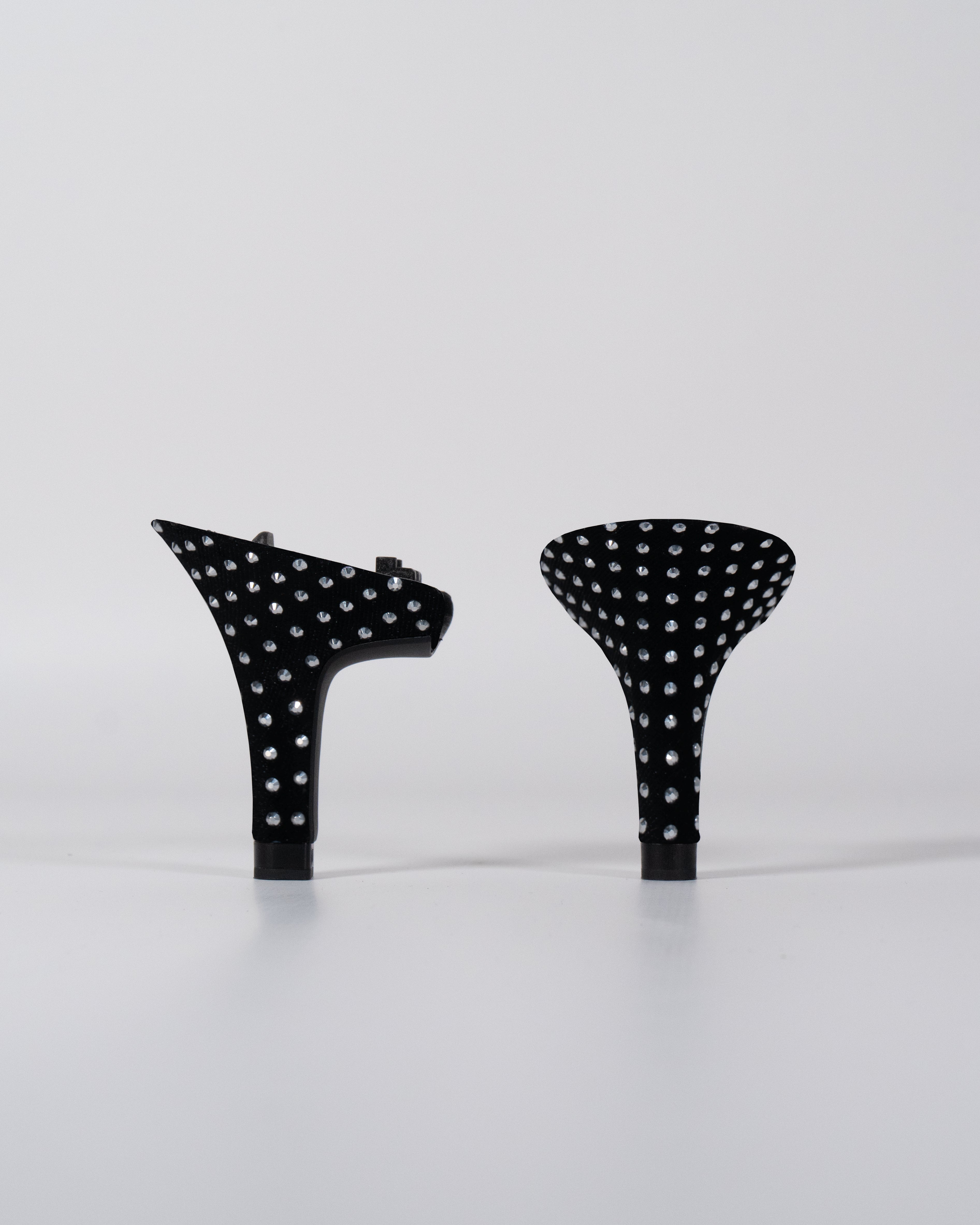 Tacón de Terciopelo Negro con cristales brillantes