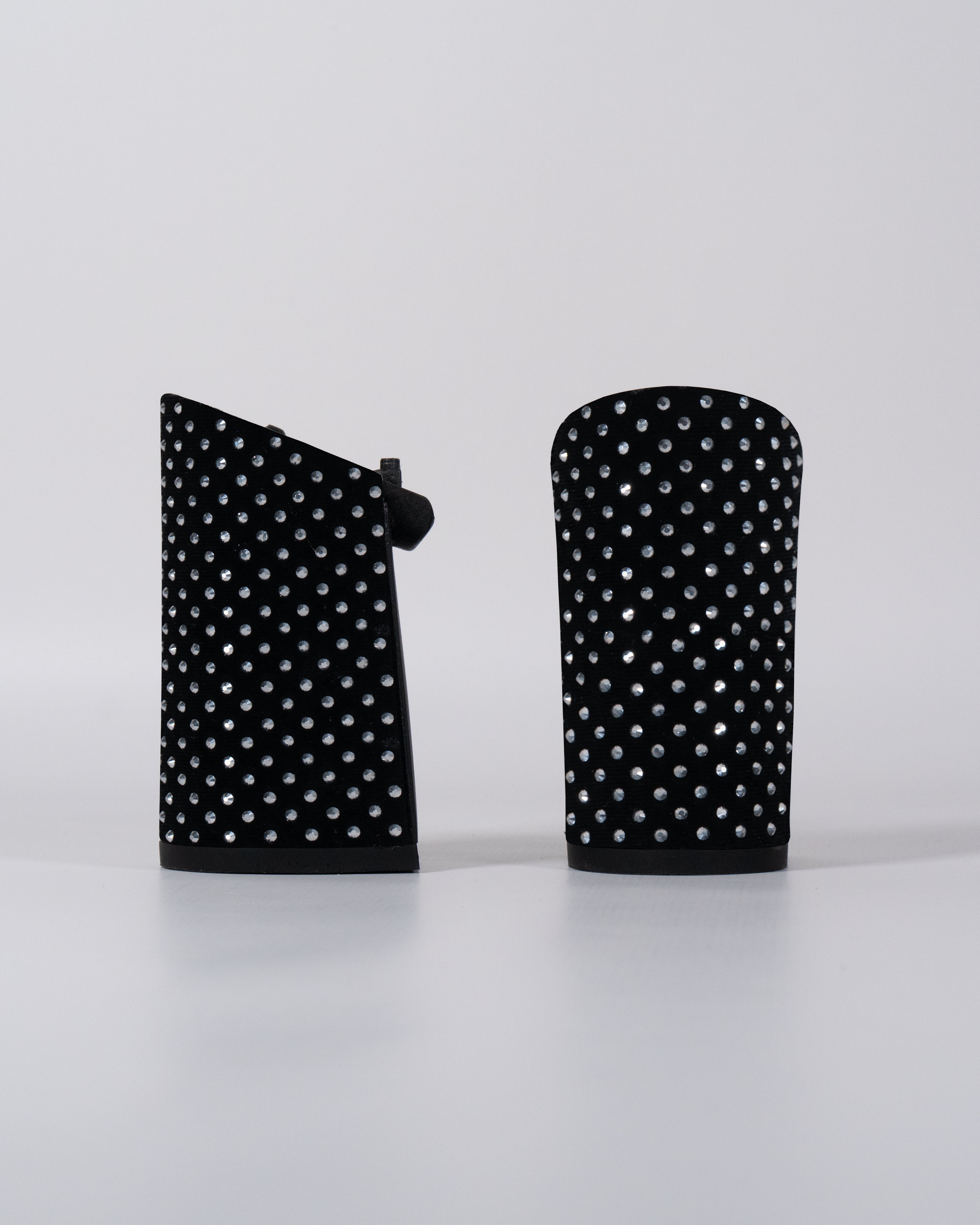 Tacón de Terciopelo Negro con cristales brillantes